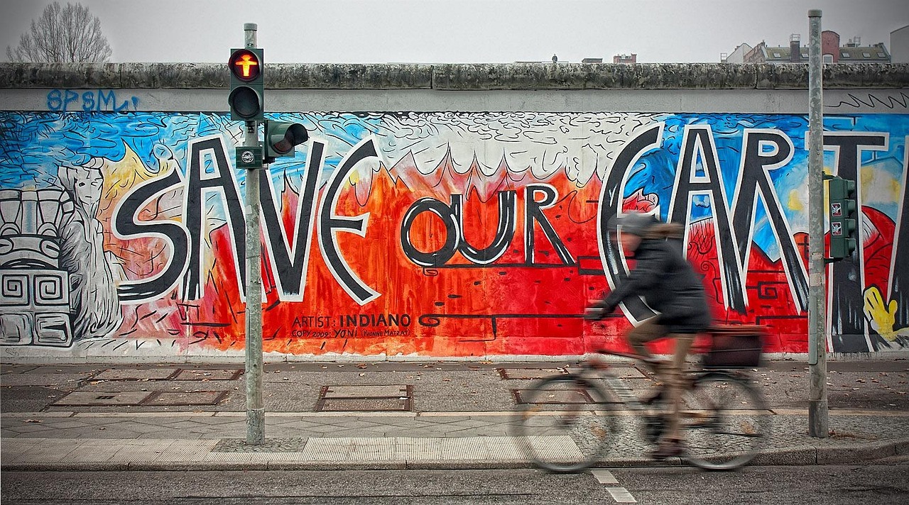 De kasseienstrook in een Berlijnse straat die de vroegere lijn van de Muur markeert