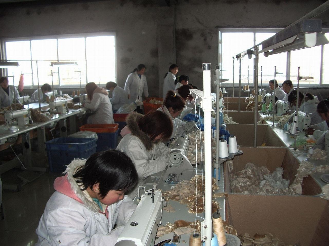 Naaisters aan het werk in een textielfabriek