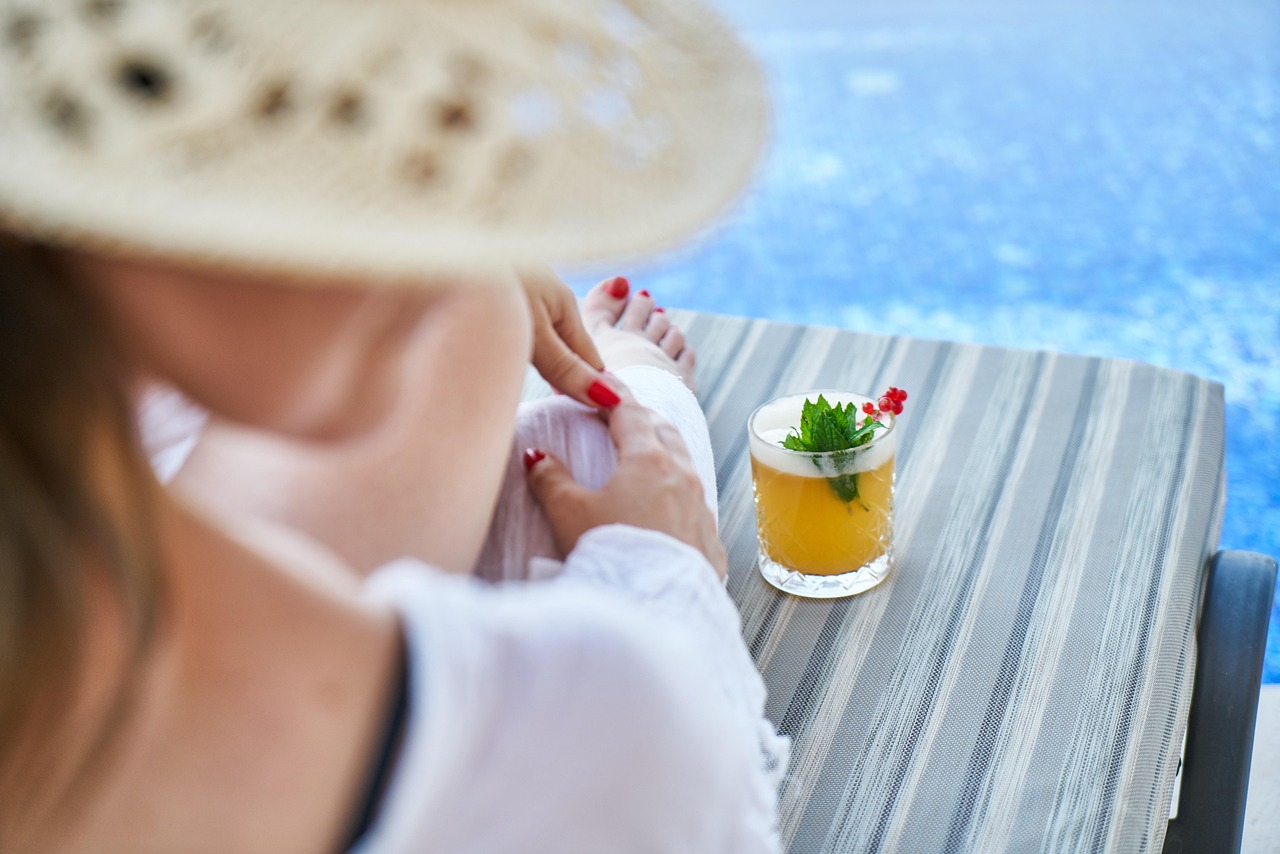 Zwembad bij een all-inclusive resort aan de zee tijdens de zomervakantie
