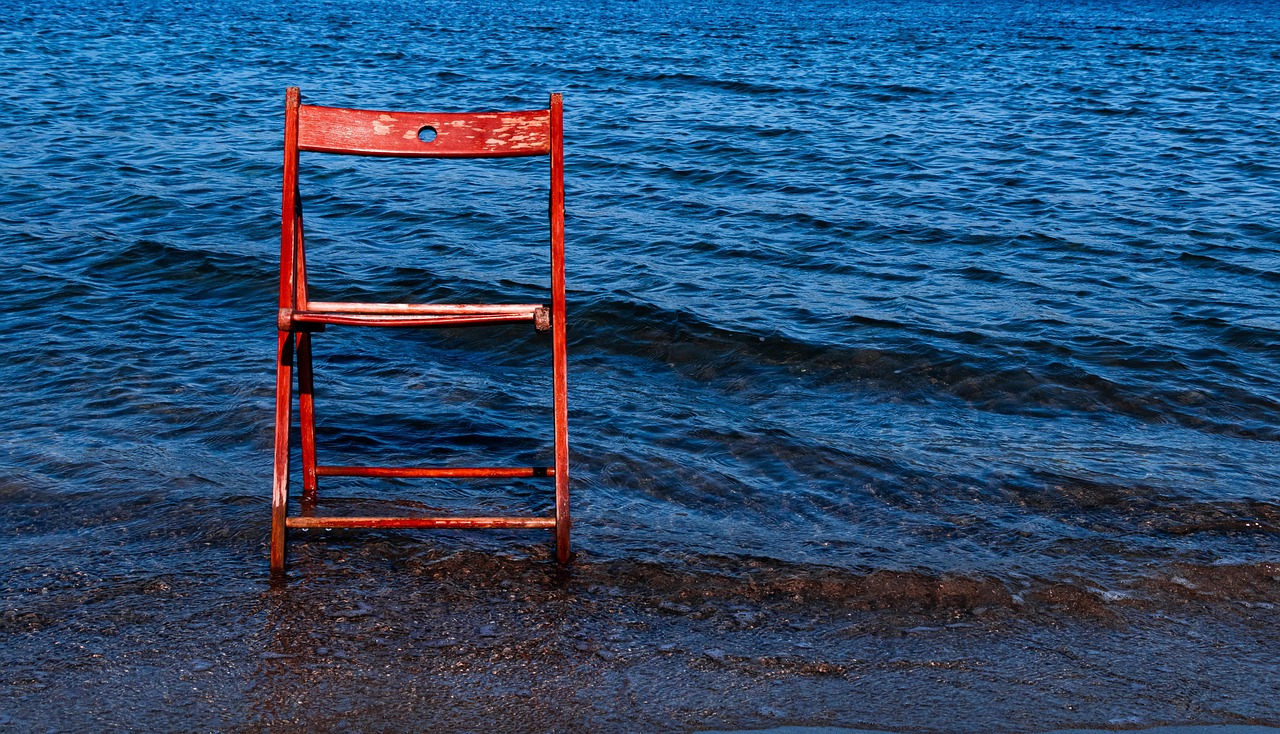 De iconische Red Blue Chair van Gerrit Rietveld, gemaakt van houten balken in rood, blauw, geel en zwart