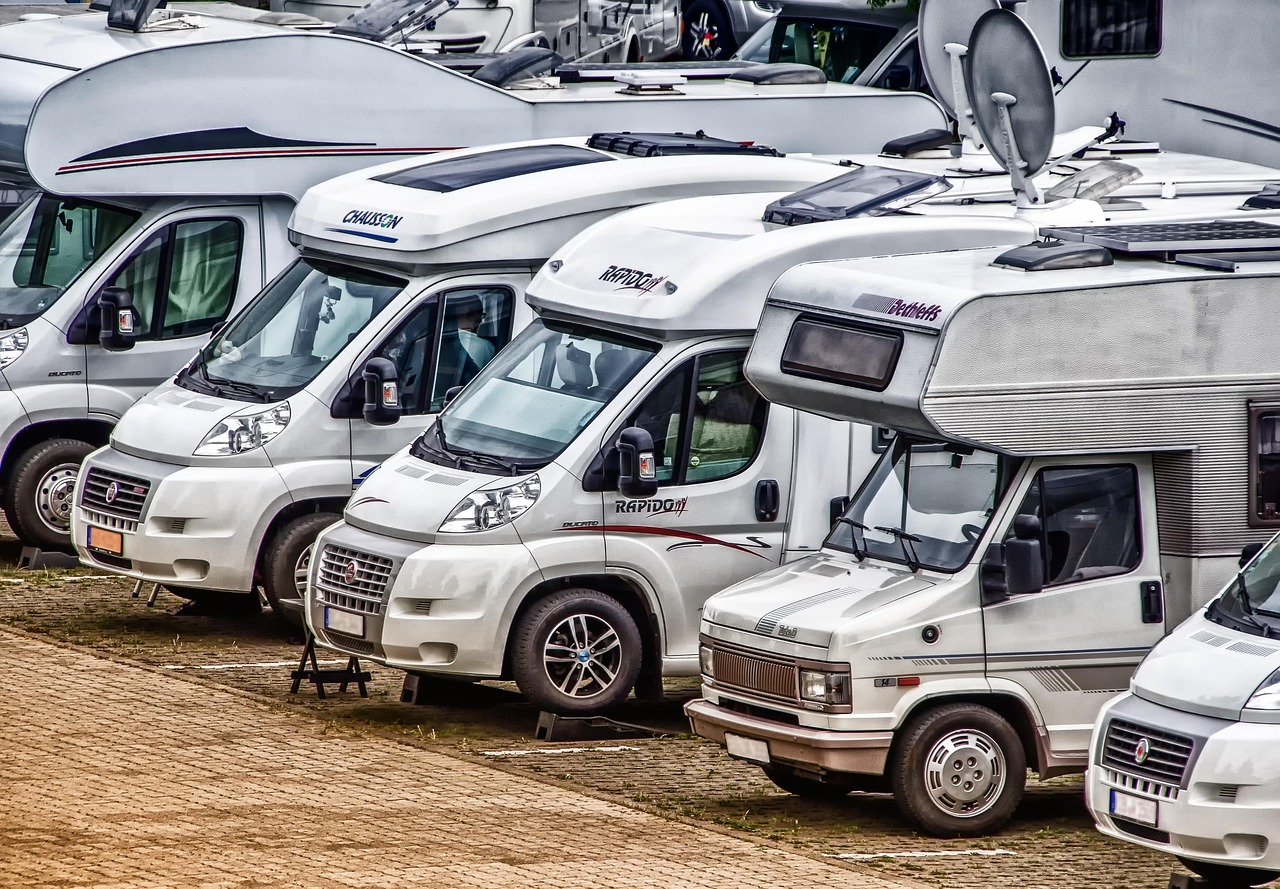 Een camper geparkeerd op een camping omgeven door natuur