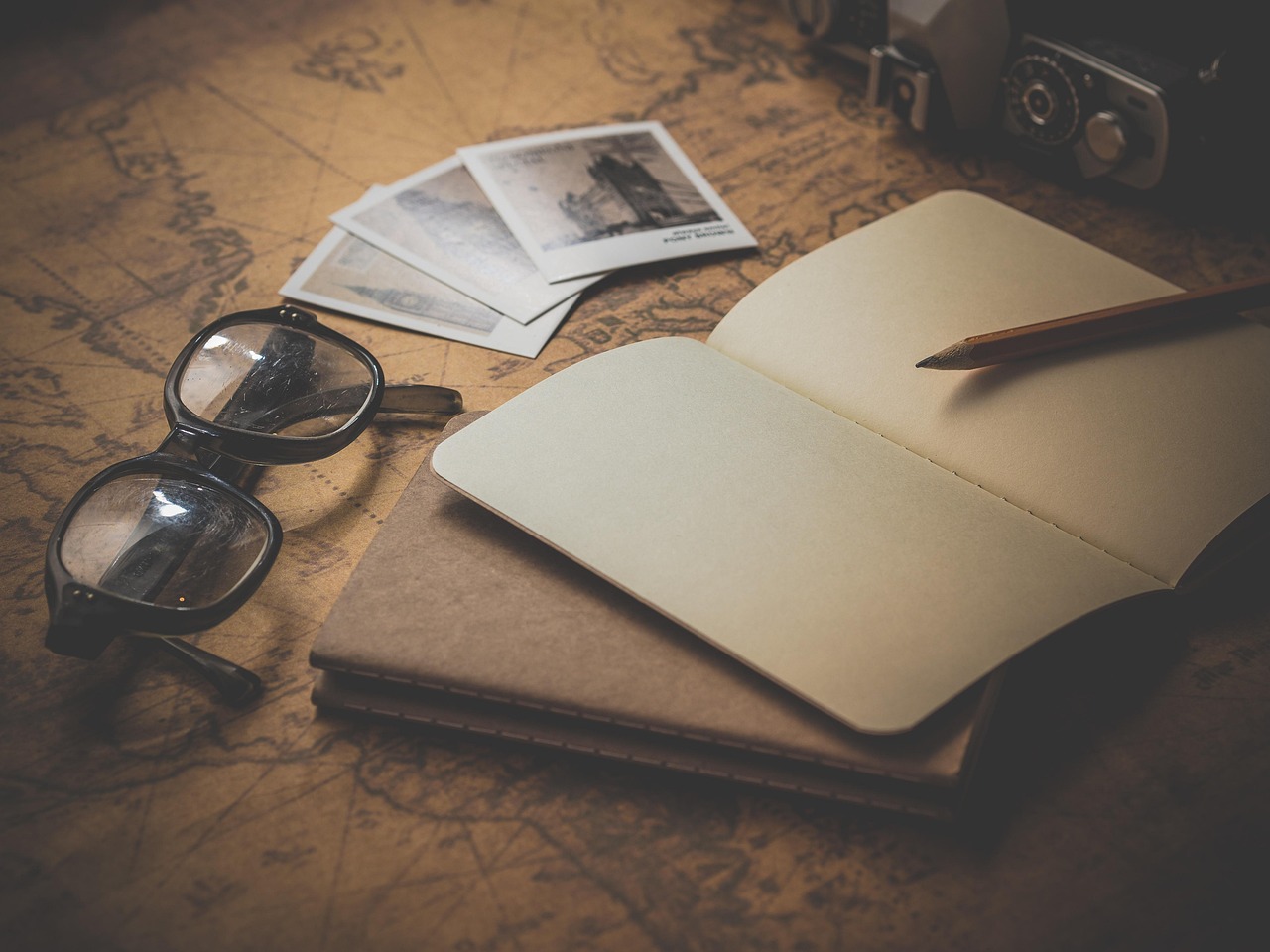 Reisbureau adviseur bespreekt vakantieplannen met klant aan balie