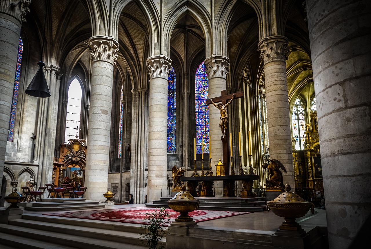 Hoog gotisch interieur van een kathedraal met spitsbogen, ribgewelven en glas-in-loodramen