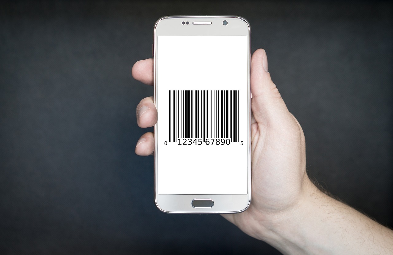 Iemand houdt een smartphone vast waarop een betaalapp is geopend
