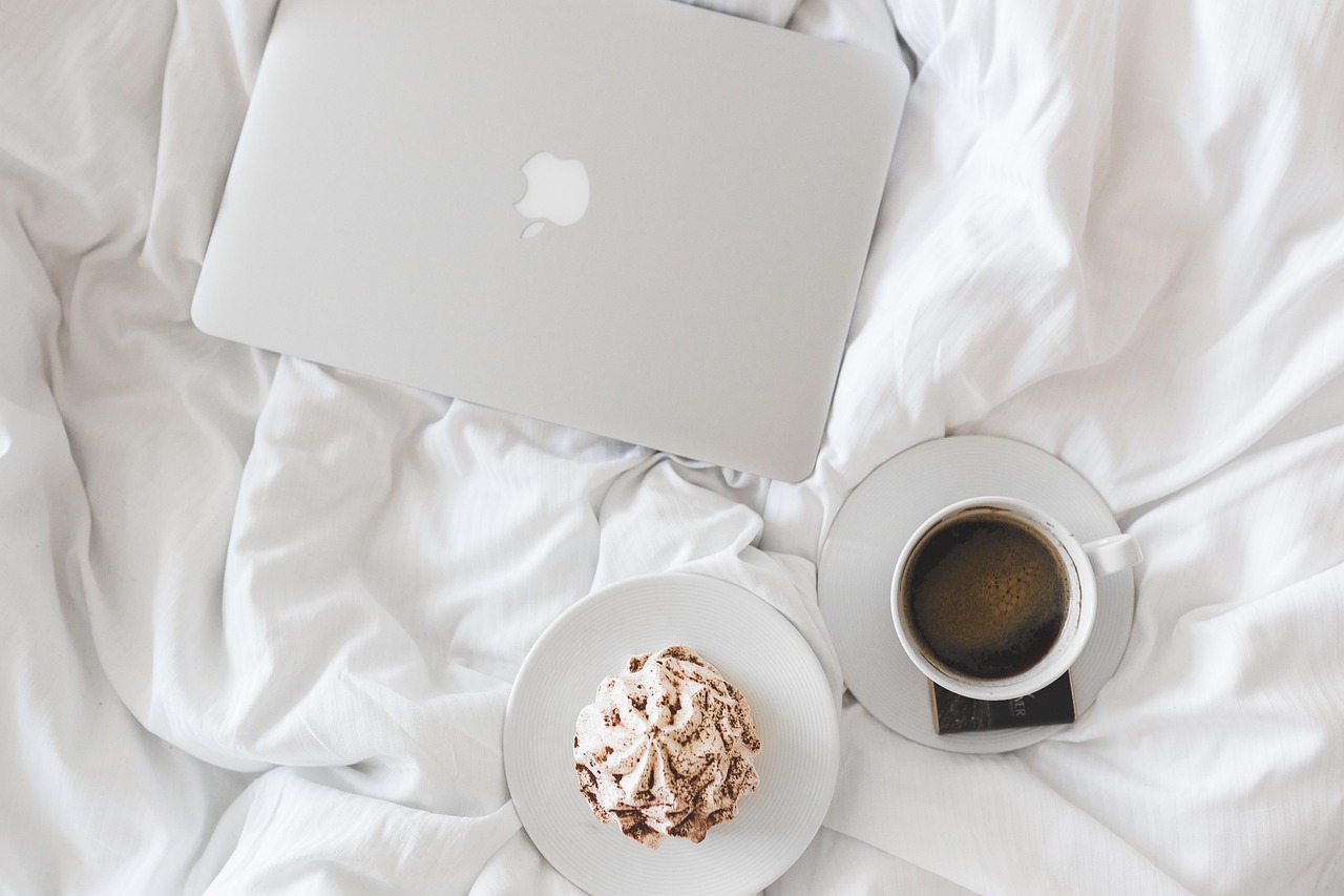 Ouder werkt op laptop aan de keukentafel tijdens een rustig moment thuis