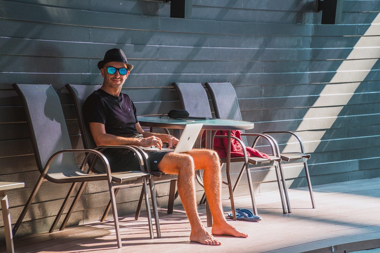 Digital nomad werkt op laptop in een moderne coworking space met koffie op tafel