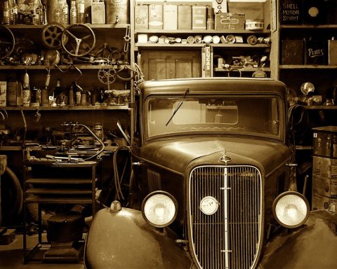 Een monteur inspecteert een elektrische auto in een servicecenter