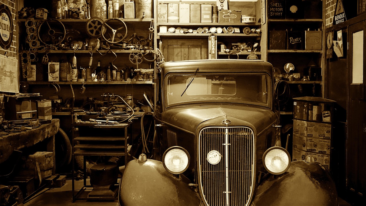 Een monteur inspecteert een elektrische auto in een servicecenter