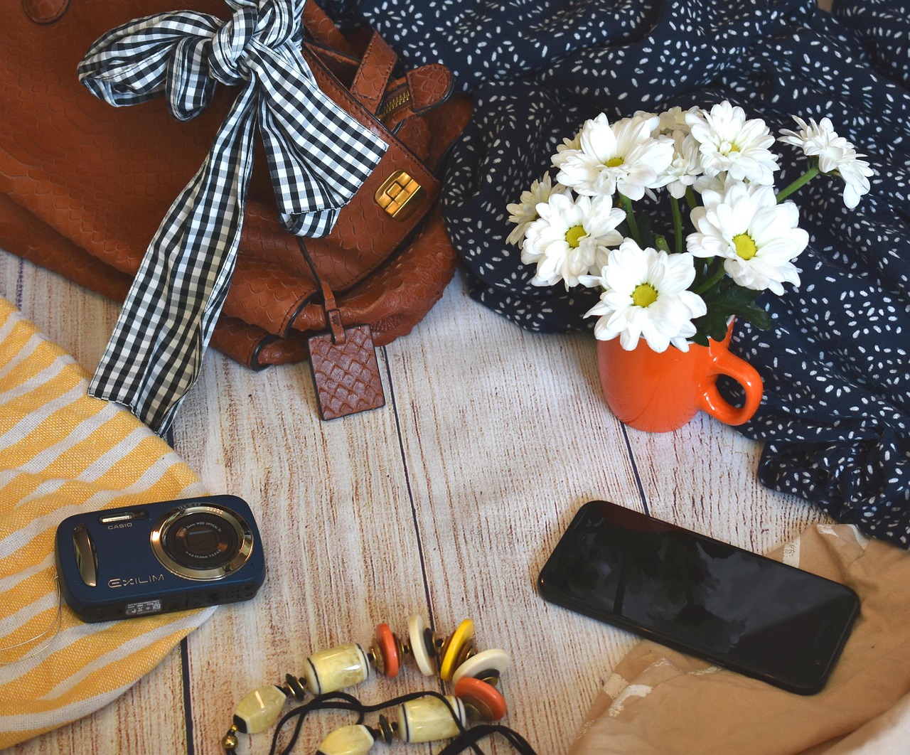 Rek met vintage herfstkleding in een kringloopwinkel